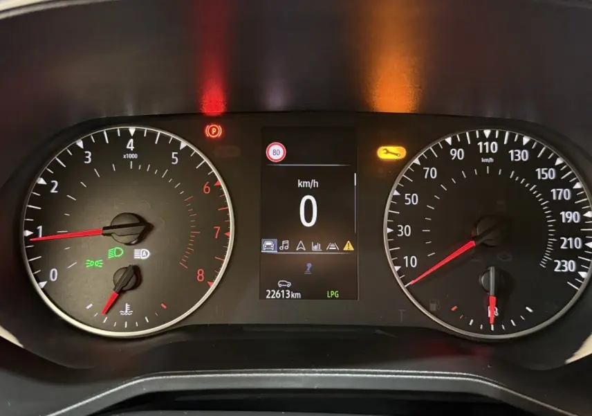 Tableau de bord de Renault Clio Business blanc 2023, affichage digital au centre avec compteur vitesse et régime moteur.