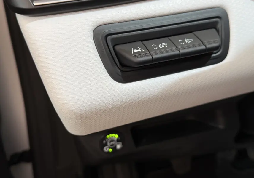 Détail du panneau de commandes blanc côté conducteur de la Renault Clio Business TCe 100 GPL 2023 avec réglages d'assistance et éclairage.