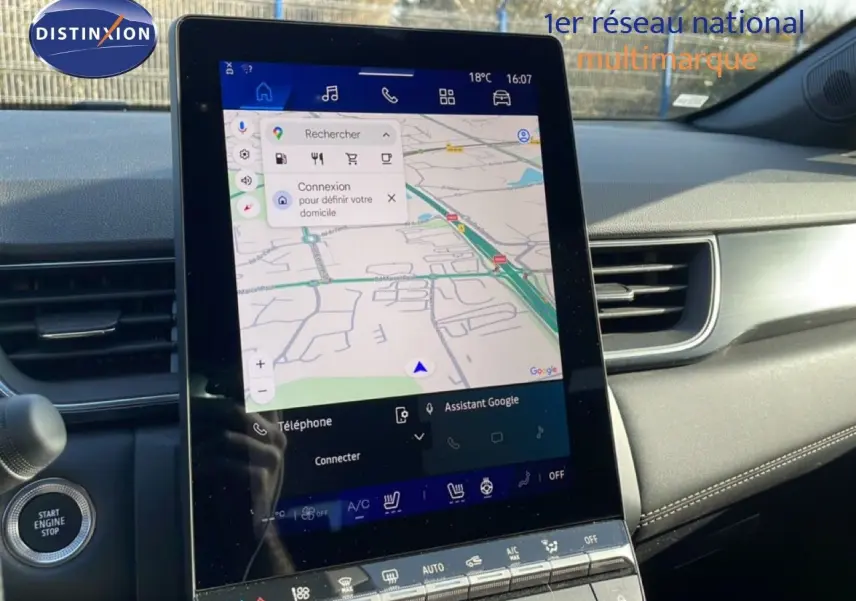 Vue rapprochée de l'écran tactile central du Renault Symbioz gris cassiopée, affichant la navigation GPS et commandes climatisation.