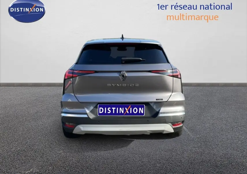 Vue arrière d'une Renault SYMBIOZ gris cassiopée métal, avec feux LED fins et plaque Distinxion visible.