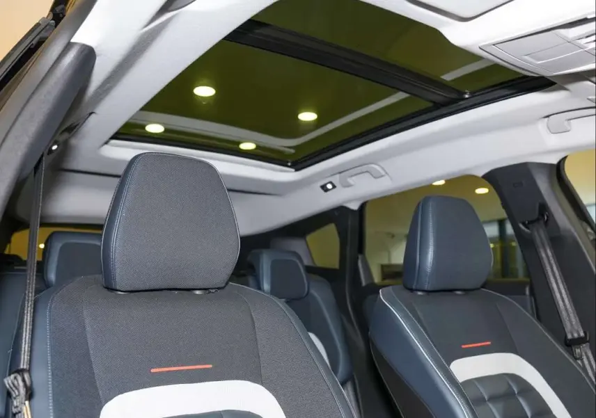 Vue intérieure avant du Citroën C5 Aircross blanc, sièges Advanced Comfort noirs et toit ouvrant panoramique vitré.