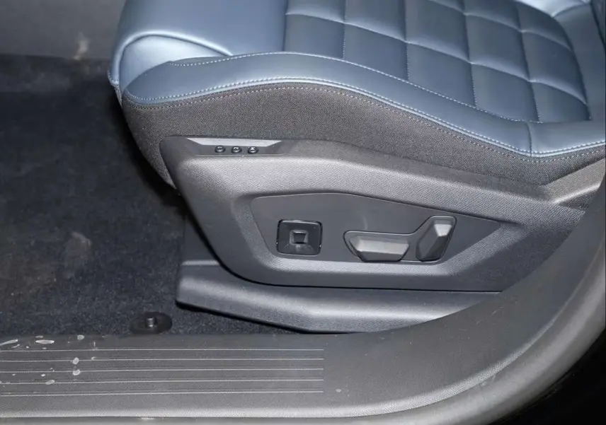 Gros plan sur les commandes électriques du siège avant conducteur en cuir bleu du Citroën C5 Aircross New Hybrid 2026.