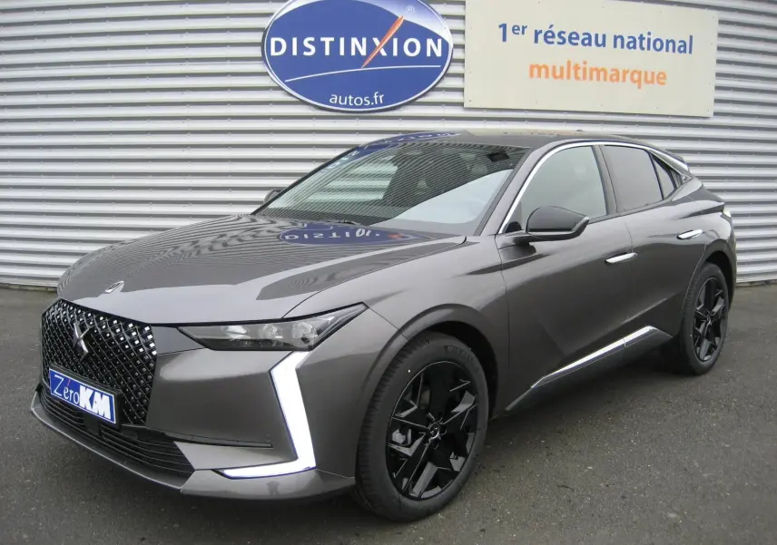 DS4 II Pallas gris platinium vue 3/4 avant droit, avec calandre distinctive et jantes noires élégantes.