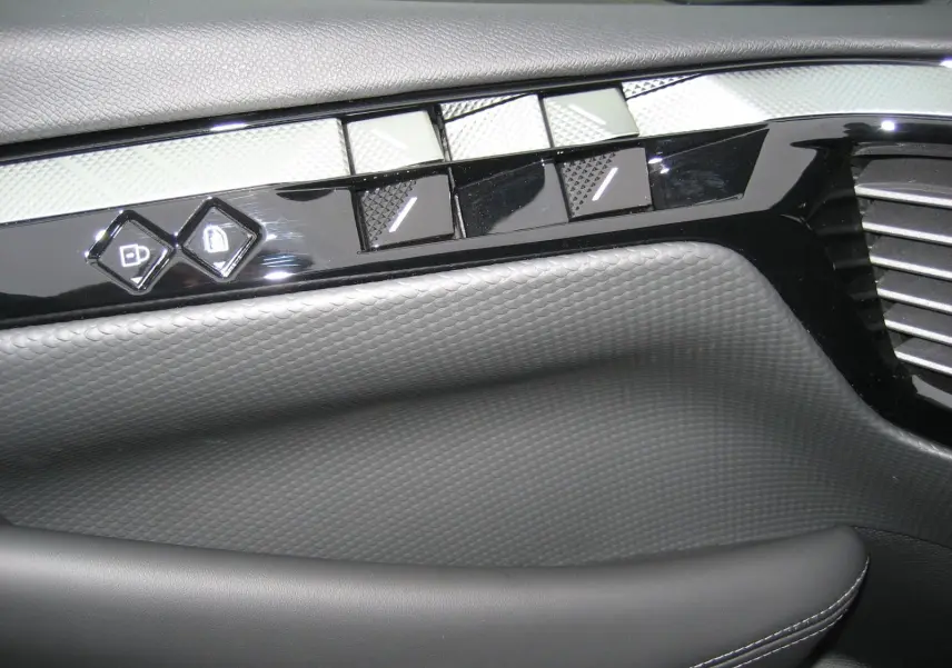 Détail des commandes de verrouillage sur la porte côté conducteur du DS4 II Gris Platinium 2024.