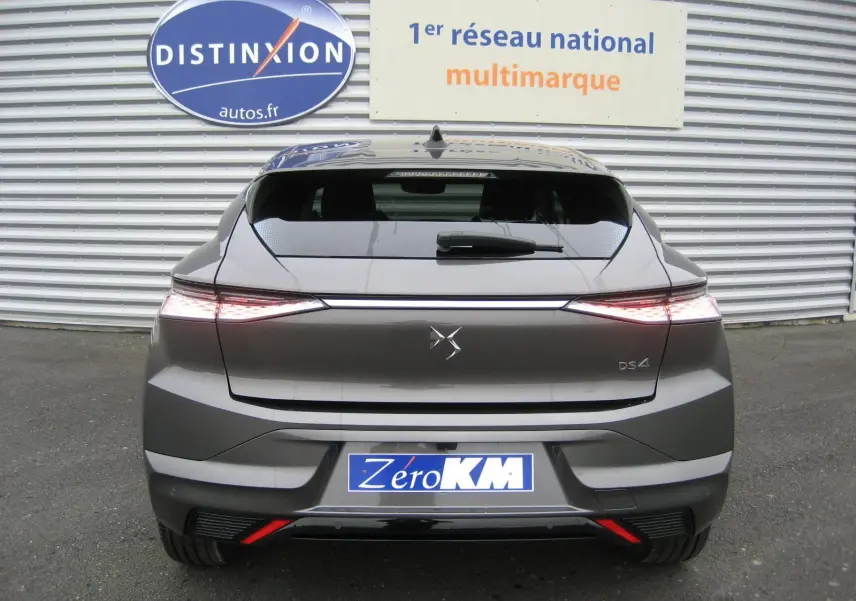 Vue arrière d'une DS4 gris platinium 2024 avec feux LED étirés et logo DS centré sur le hayon.