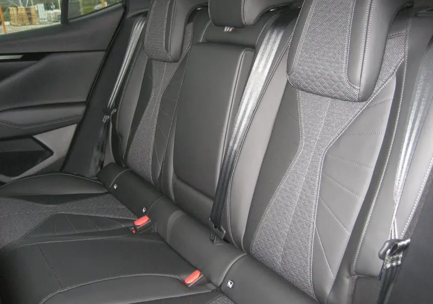 Vue rapprochée des sièges arrière en cuir noir et tissu gris du DS4 II Pallas 2024, soulignant leur design élégant.