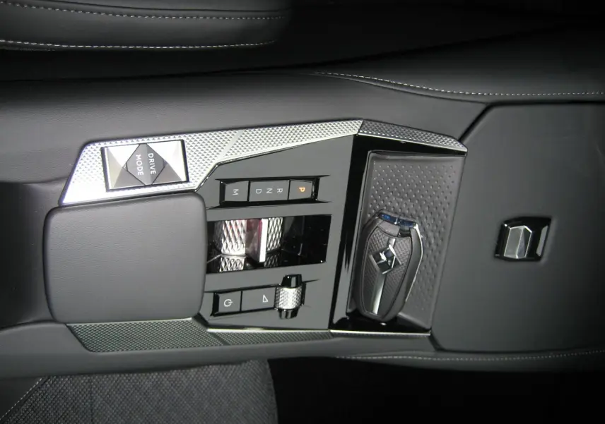 Gros plan sur la console centrale noire du DS4 2024 avec sélecteur de vitesse tactile et clé de contact élégante.