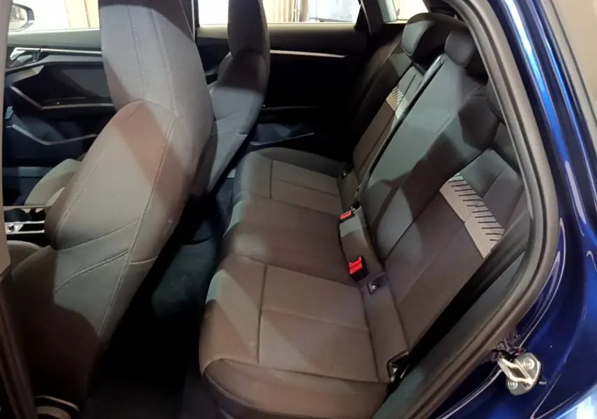 Vue côté droit sur la banquette arrière grise avec motifs, dans l'Audi A3 35 TFSI bleu 2023.