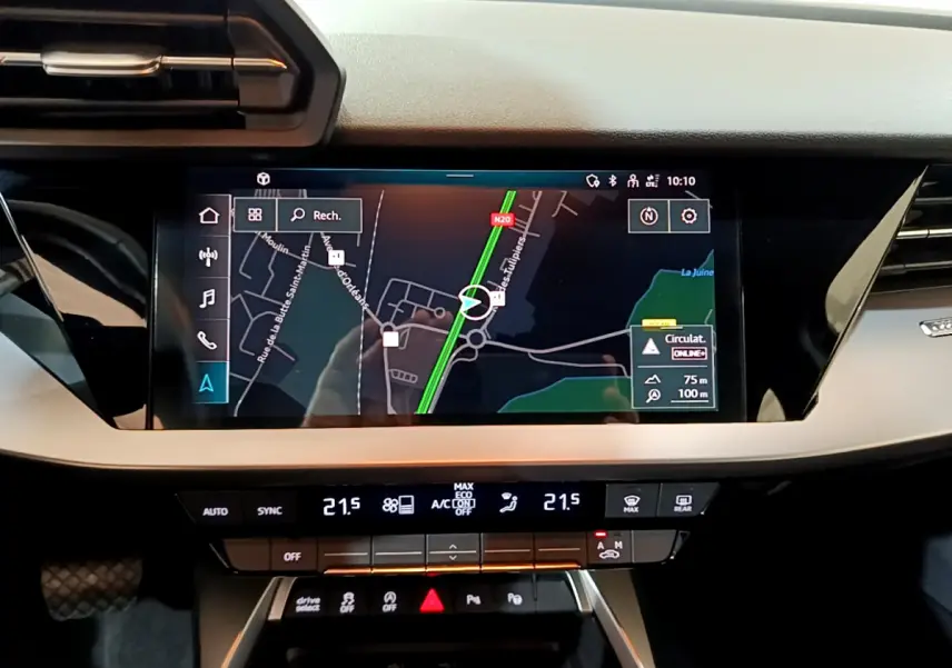 Tableau de bord de l'Audi A3 35 TFSI 2023 avec écran tactile de navigation affichant une carte en couleur.