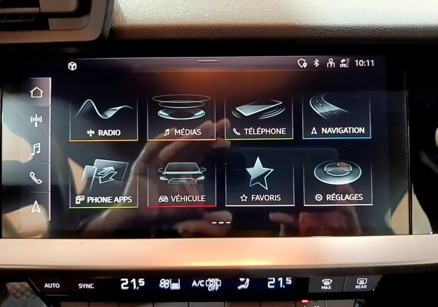 Écran tactile central affichant les menus multimédias et navigation de l'Audi A3 Business Line 2023.