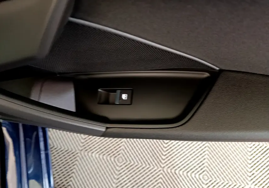 Bouton de verrouillage de fenêtre sur la portière côté gauche d'une Audi A3 bleu 35 TFSI 2023.