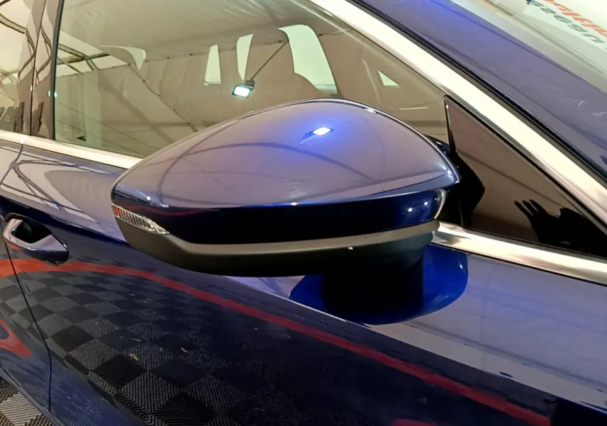 Rétroviseur côté gauche bleu brillant de l'Audi A3 35 TFSI 150 MHEV Business Line 2023 avec clignotant intégré.