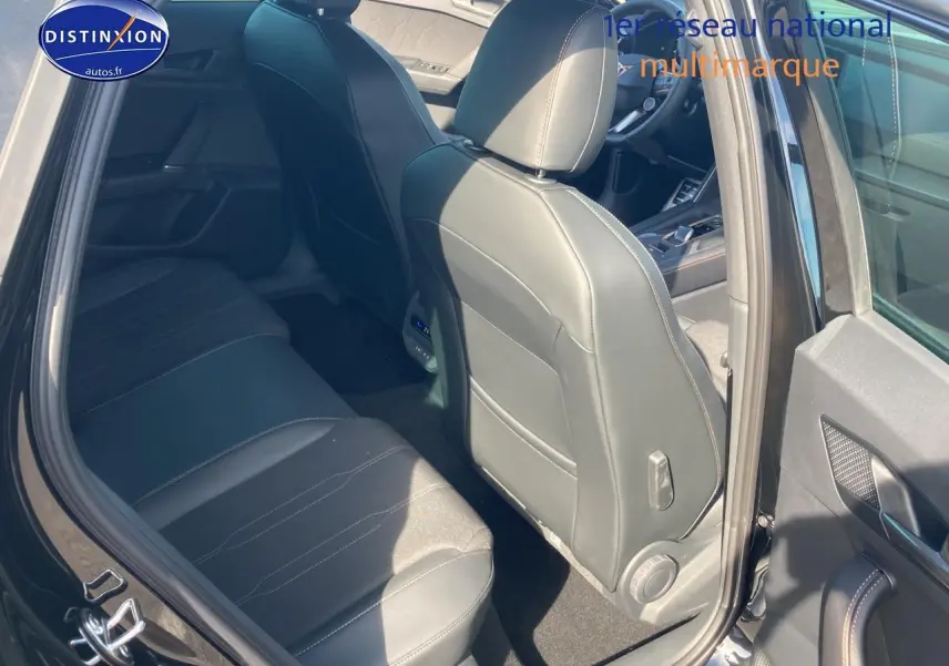 Vue intérieure côté arrière droit du CUPRA Formentor noir midnight, montrant les sièges arrière et avant en cuir noir.