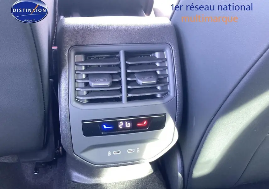 Détail de la console arrière avec ventilation et commandes climatisation digitale sur CUPRA Formentor noir midnight 2025.