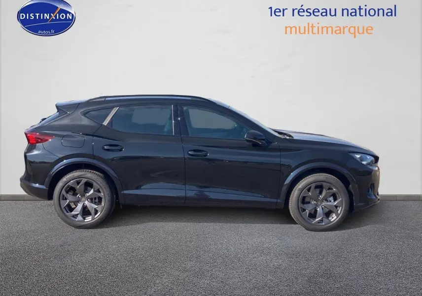 Vue latérale droite d'un CUPRA Formentor 1.5 etsi hybrid noir midnight avec jantes alu 18 pouces.