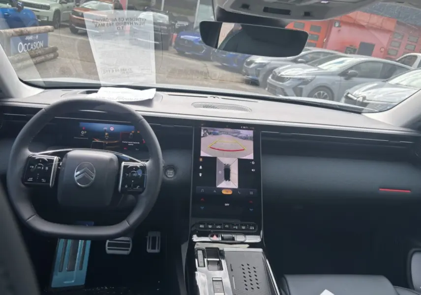 Vue intérieure du tableau de bord et volant cuir multifonctions du Citroën C5 Aircross New Hybrid 2026 avec écran tactile central.