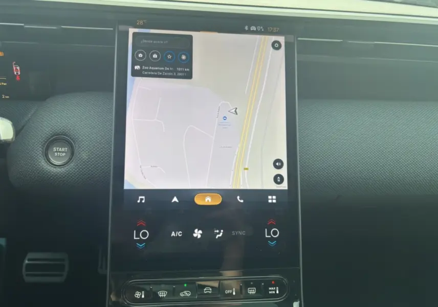 Écran tactile central avec navigation GPS, bouton start/stop et tableau de bord texturé du Citroën C5 Aircross blanc.