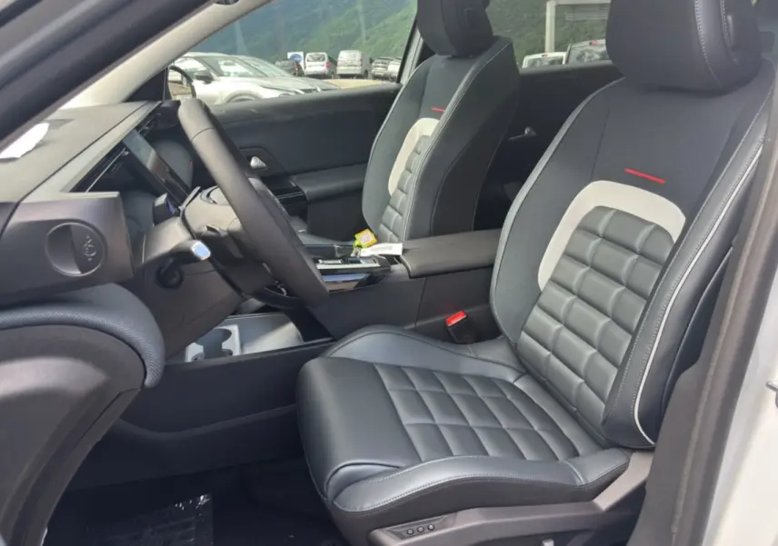 Vue intérieure côté conducteur du Citroën C5 Aircross New Hybrid 145, sièges cuir noir avec surpiqûres grises.