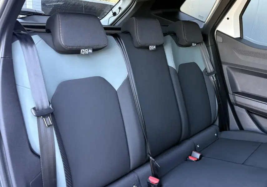 Vue intérieure de la banquette arrière du Dacia Duster 2026, sellerie TEP MicroCloud noire et grise avec appuie-têtes.