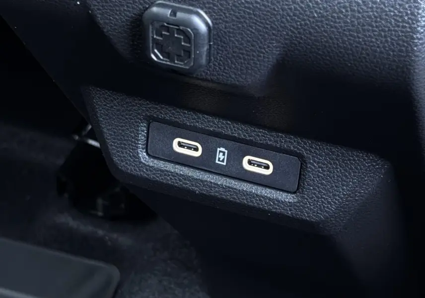 Prise USB type C double vue en gros plan à l'arrière de la console centrale du Dacia Duster Blanc Glacier.