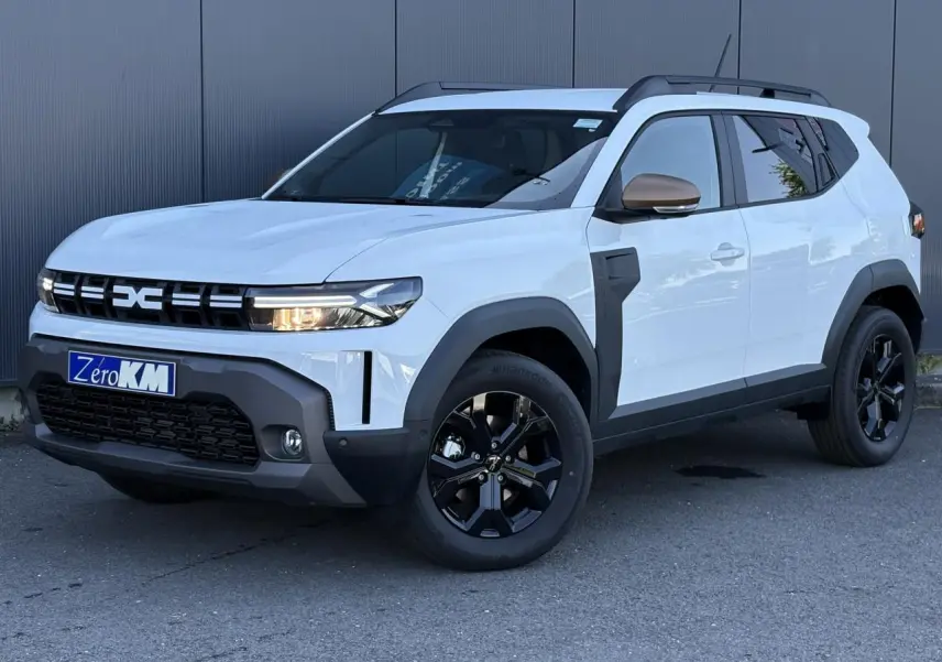 SUV Dacia Duster ECO-G 120 blanc glacier en 3/4 avant droit avec jantes noires et barres de toit noires.