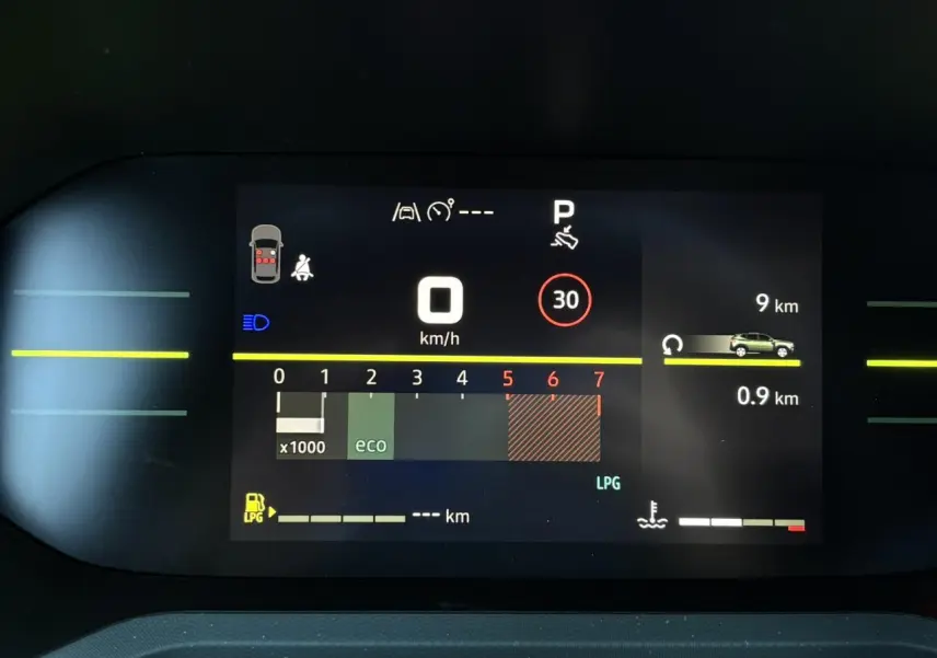 Affichage numérique du tableau de bord du Dacia Duster ECO-G 120 Auto, indiquant vitesse, mode éco et niveau GPL.