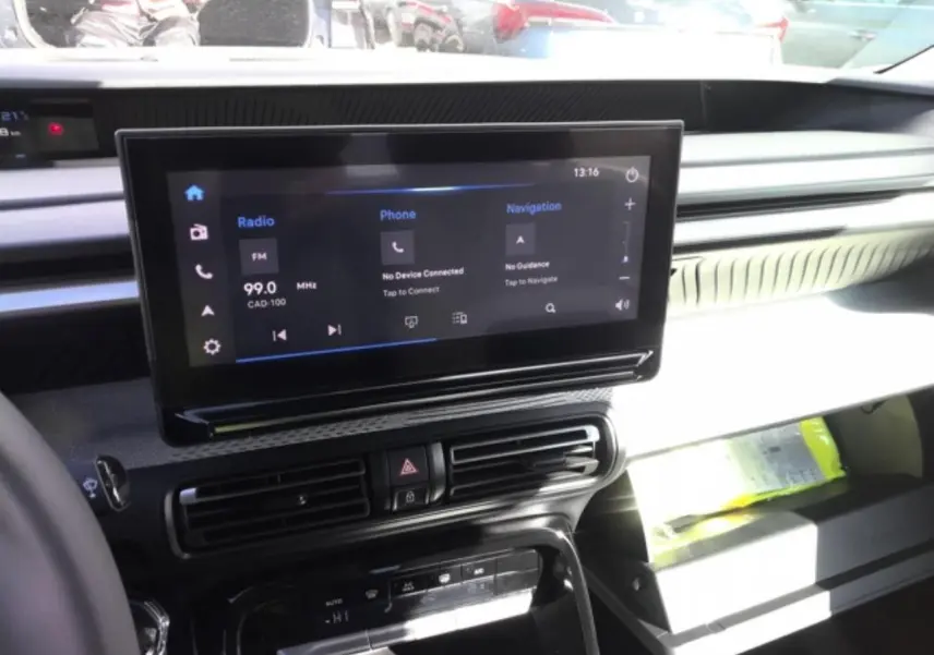 Vue intérieure du tableau de bord de la Citroën C3 ë-113 Berline Max 2025 avec écran tactile central et commandes climatisation.