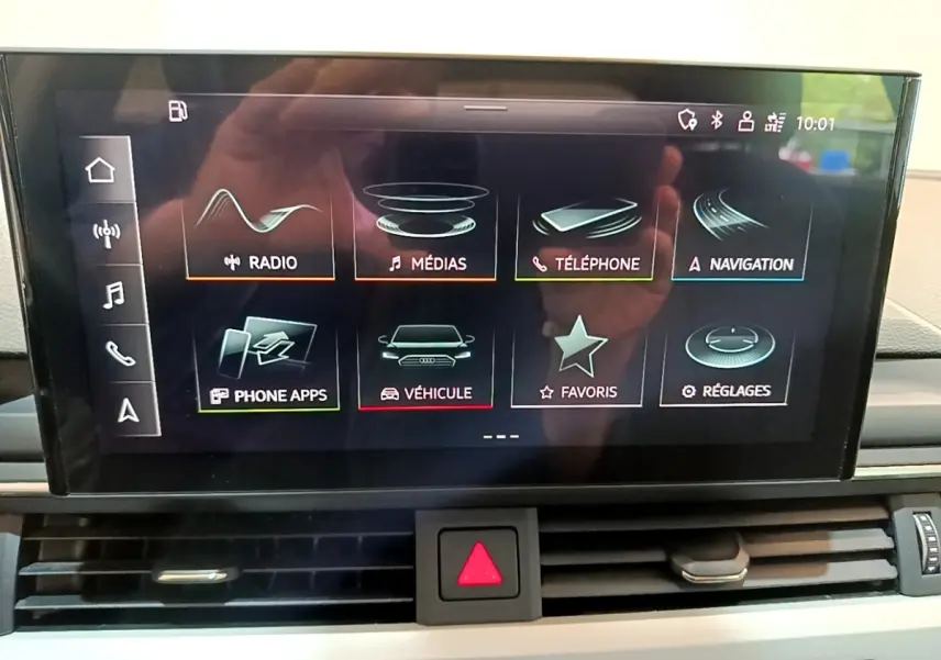 Écran tactile central de l'Audi A5 35 TFSI 2021 affichant les menus radio, médias, téléphone et navigation.