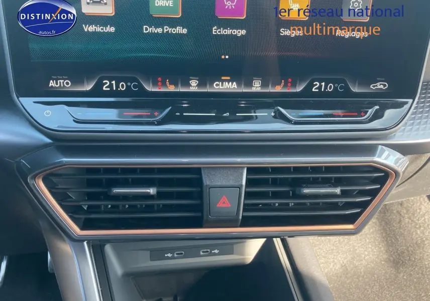 Vue rapprochée de la console centrale du Cupra Formentor 2025 avec écran tactile et commandes de climatisation digitales.