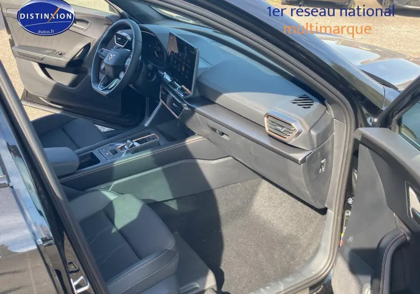 Intérieur avant droit de la CUPRA Formentor noir midnight 2025, avec tableau de bord moderne et écran tactile central.