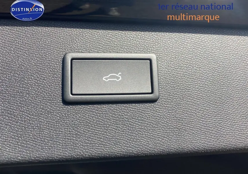 Bouton d'ouverture électrique du coffre sur tableau de bord noir du CUPRA Formentor 1.5 eTSI Hybrid 2025.