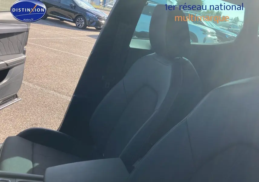 Vue intérieure côté conducteur du CUPRA Formentor 1.5 etsi hybrid 2025 avec sièges sport noirs et accoudoir central.