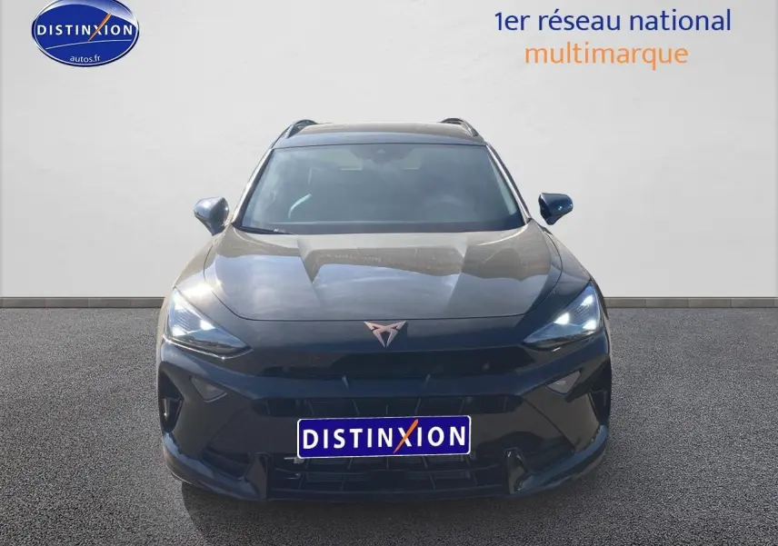Vue frontale d'un CUPRA Formentor 1.5 etsi hybrid noir midnight avec logo cuivre et phares LED allumés.