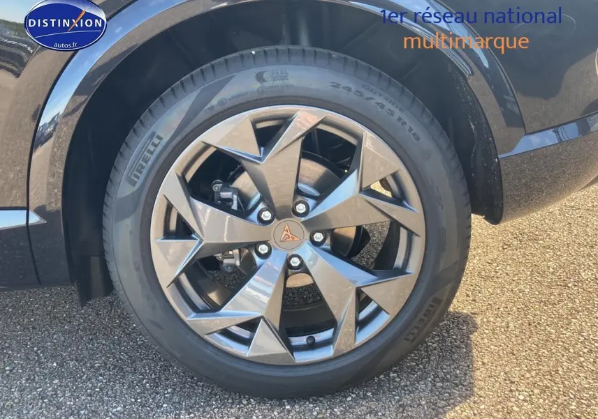 Gros plan sur la roue arrière droite noire midnight d'une CUPRA Formentor 1.5 etsi hybrid 2025 avec jante alu 18 pouces.