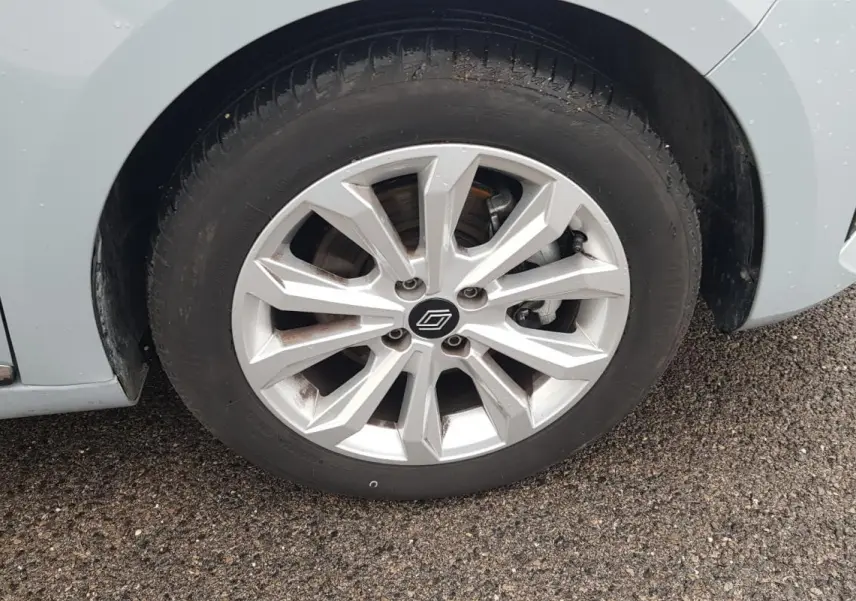 Gros plan sur la roue avant gauche gris clair d'une Renault Clio V Blue dCi 2025 avec jante alliage moderne.