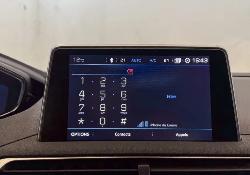 Écran tactile central du tableau de bord du Peugeot 5008 bleu, affichant le clavier téléphonique et les options de connexion.