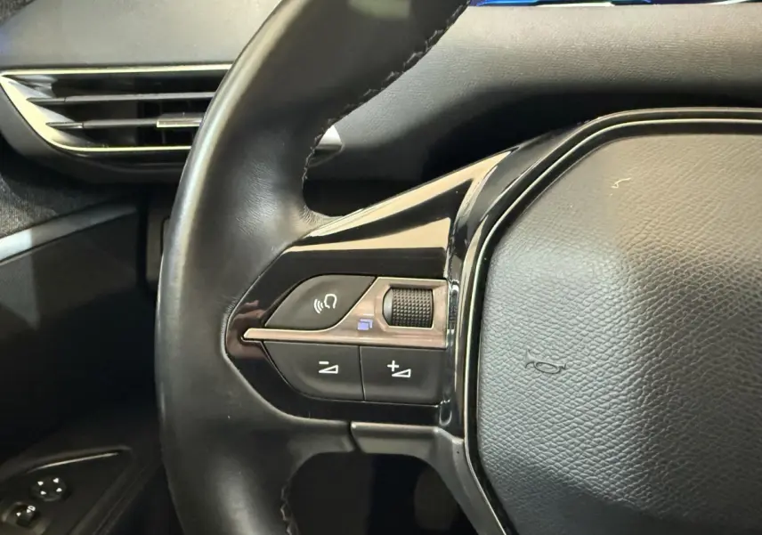 Gros plan sur le volant cuir multifonctions noir du Peugeot 5008 Puretech 130 S&S Allure 2019.