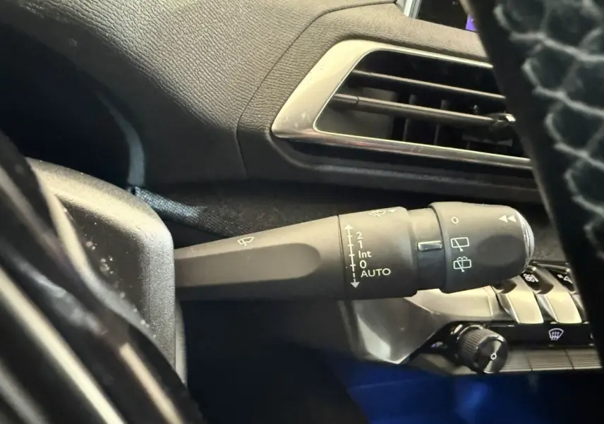 Gros plan sur la commande d’essuie-glace côté gauche du tableau de bord intérieur du Peugeot 5008 bleu 2019.