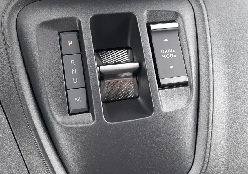 Gros plan sur la console centrale du Peugeot Rifter 2026, montrant la commande de boîte auto et le bouton Drive Mode.