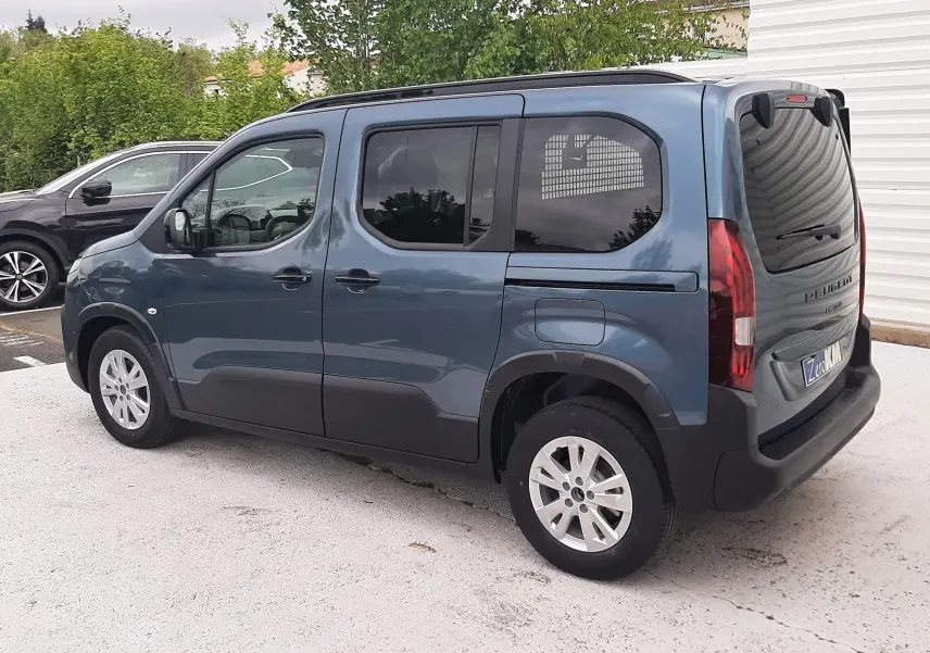 Peugeot Rifter bleu Kiama vu de trois quarts arrière droit, avec vitres teintées et jantes alliage 16 pouces.