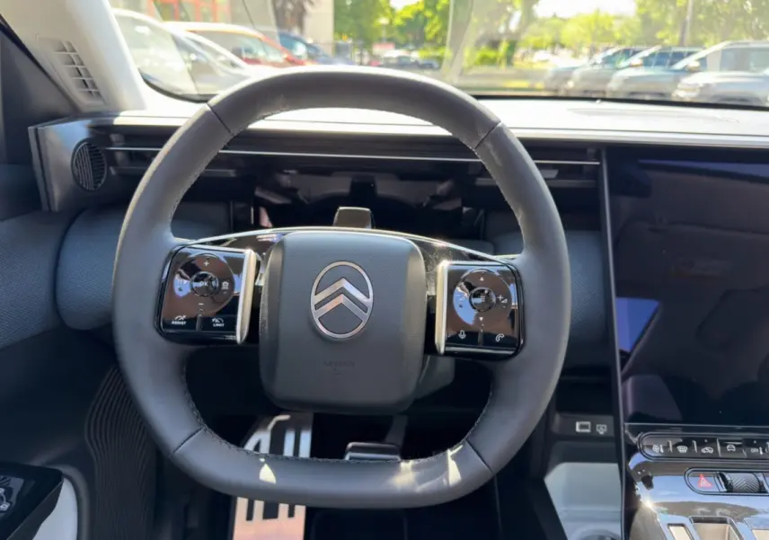 Vue intérieure centrée sur le volant cuir multifonctions du Citroën C5 Aircross gris platinium avec tableau de bord moderne.