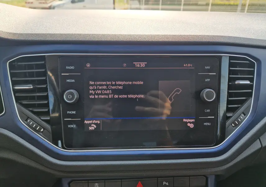 Écran central tactile du Volkswagen T-Roc 1.0 TSI 115 United 2021, affichant les options média et téléphone.