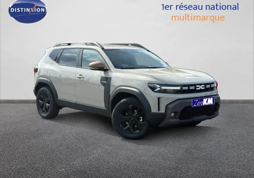 SUV Dacia Duster blanc Glacier en 3/4 avant droit avec barres de toit et jantes noires.