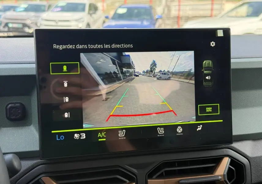 Écran tactile intérieur du Dacia Duster 2026 montrant la caméra de recul avec guidage coloré.