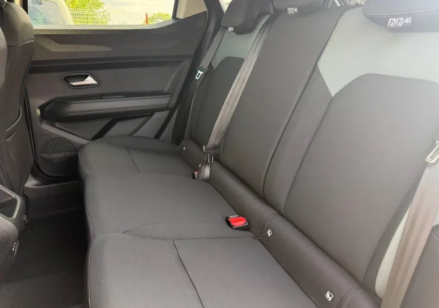 Vue latérale intérieure côté droit de la banquette arrière noire et grise du Dacia Duster 2026.