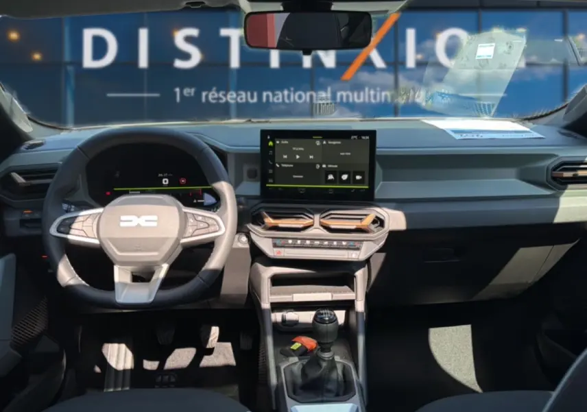 Vue intérieure avant du tableau de bord et volant noir du Dacia Bigster 2026 avec écran tactile et boîte manuelle.