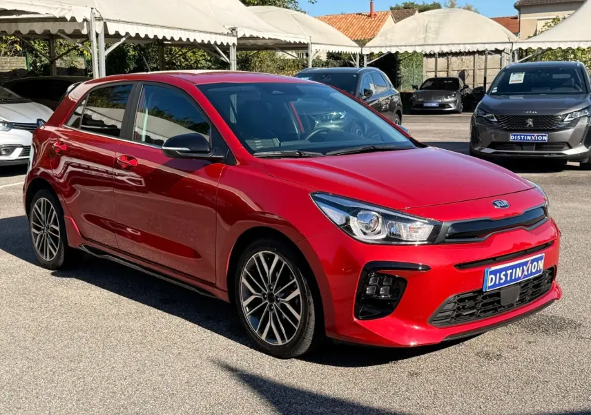 KIA RIO 1.0 T-GDI GT-LINE rouge grenadine vue 3/4 avant droit avec jantes alliage et calandre noire sportive.