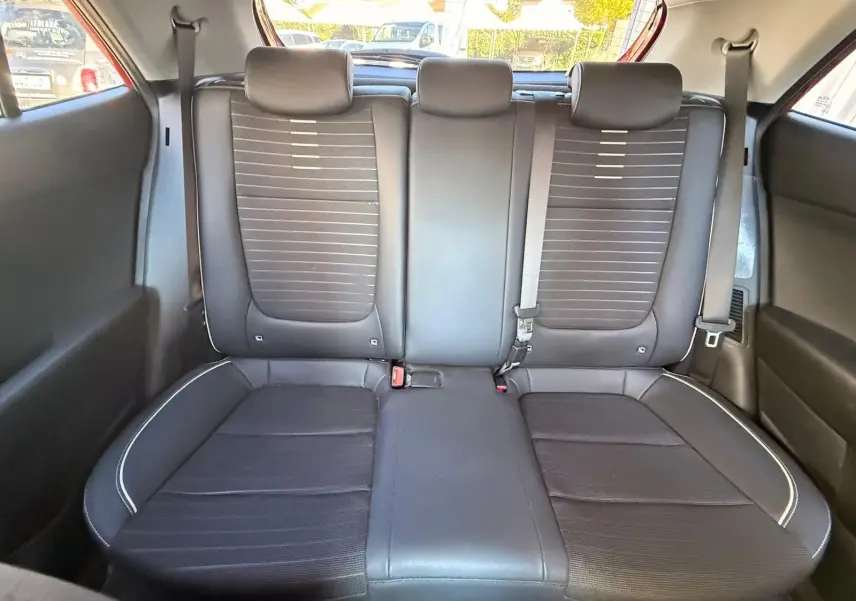 Banquette arrière noire vue de face dans une KIA RIO GT-LINE 2022 rouge grenadine.