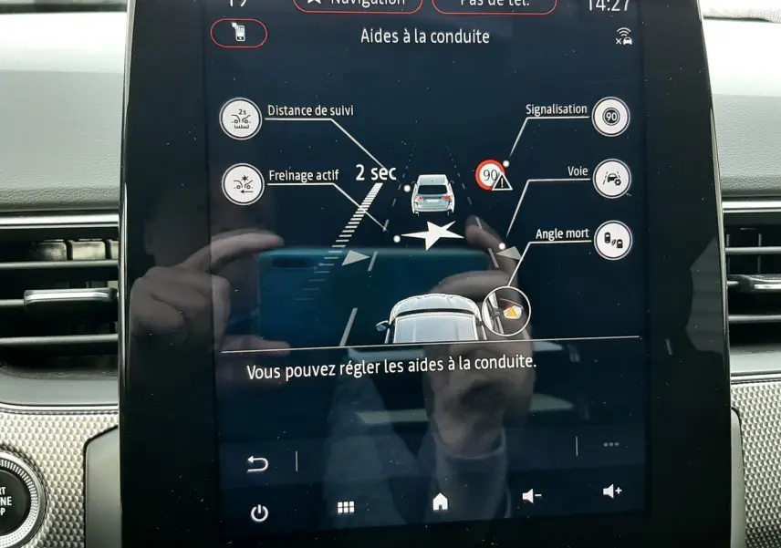 Écran tactile central du Renault Arkana rouge Flame 2021 montrant les aides à la conduite et la navigation.