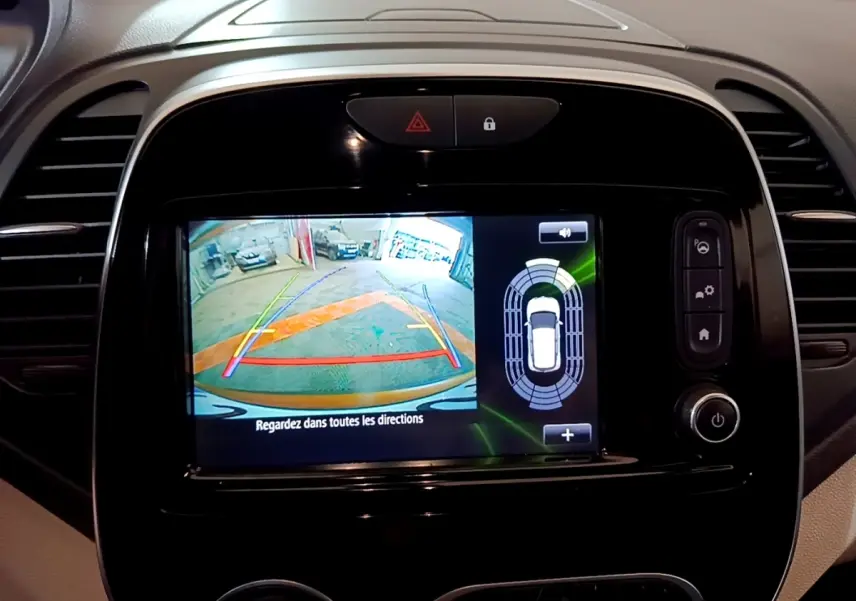 Écran tactile central affichant la caméra de recul et capteurs de stationnement du Renault Captur Intens orange.